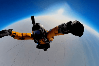 (VIDEO) Tri ruska padobranca skočila iz stratosfere na Sjeverni pol
