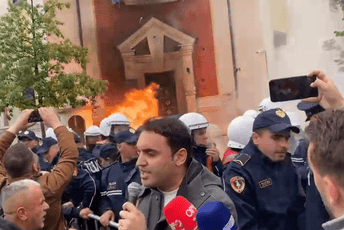Haos u Tirani: Demonstranti probili kordon, gorjela zgrada opštine, pokušali i da upadnu unutra (FOTO/VIDEO) Haos u Tirani: Demonstranti probili kordon, gorjela zgrada opštine, pokušali i da upadnu unutra (FOTO/VIDEO)