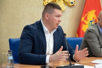 ASK utvrdila: Filip Adžić prekršio zakon, morao da odbije poklonjeni put u Dubai