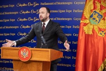 Nikolić: Koga Mandić predstavlja na vježbama Vojske Srbije?