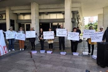 (FOTO/VIDEO) "Na kojem frontu poginu pravda": Građani protestovali ispred SDT, tražili da se Katnić brani sa slobode