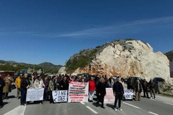 Bivši radnici Košute počeli blokadu puta Cetinje - Podgorica