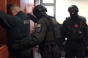 Pogledajte snimak hapšenja policijskih službenika na GP Božaj (VIDEO)