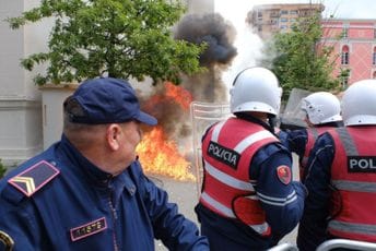 Opet burno u Tirani: Bačen molotovljev koktel, demonstranti pokušali da upadnu u zgradu gradske uprave, gađali je jajima i jabukama