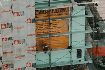 (VIDEO) Vraneš ponovo briljira: Na zgradi u centru grada stihovi o srpskim podvizima