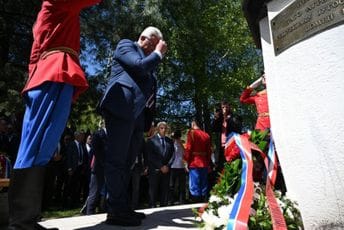 (FOTO) Mandić položio vijenac na spomenik žrtvama u Murinu