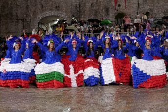 Senzacionalna karnevalska fešta uprkos kiši, Pjerotić: Budvanski karneval više niko i ništa ne može da zaustavi