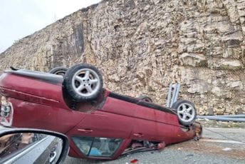 Nezgoda kod tunela Ivica: Auto završio na krovu