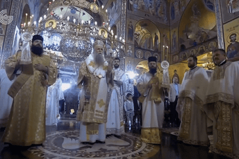 (FOTO/VIDEO) Milatović, Spajić i ruski ambasador kod Joanikija na vaskršnjoj liturgiji