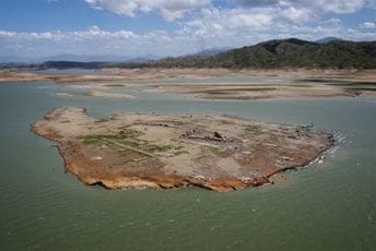 Vjekovima star grad bio pod vodom 50 godina, a sada su ‘izronili’ njegovi ostaci (FOTO)