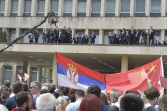 Si Đinping i Vučić s terase pozdravili građane, građani dovezeni autobusima