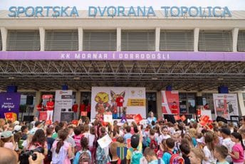 Olimpijski karavan u Baru: Djeca se upoznala sa crnogorskim sportistima, medaljama, simbolima... (VIDEO)