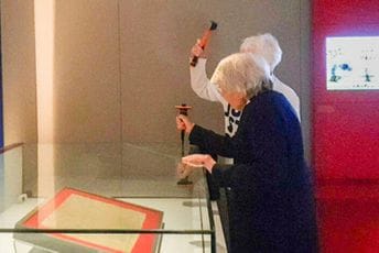 London: Dvije 80-godišnje klimatske aktivistkinje oštetile vitrinu sa primjerkom „Magna Carte“