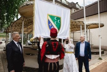 Rožaje: Povodom 11. maja, bošnjačka zastava svečano podignuta na jarbol