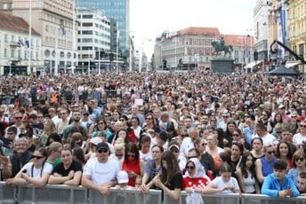 Baby Lasagna sletio u Zagreb, brojni fanovi se okupili da ga dočekaju na Trgu bana Jelačića