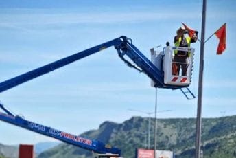Počelo ukrašavanje Podgorice pred 21. maj, državne zastave biće na svim gradskim bulevarima Počelo ukrašavanje Podgorice pred 21. maj, državne zastave biće na svim gradskim bulevarima