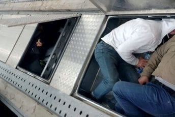 (FOTO) Srbija: Carinici otkrili migrante u gazištima autoprikolice