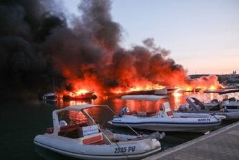 Požar u marini u Hrvatskoj: Izgorjelo 20-ak brodica, ljudi skakali u more