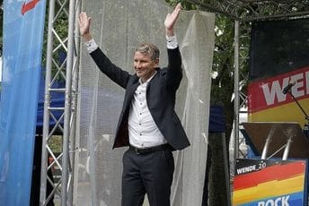 Sud u Njemačkoj kaznio jednog od lidera AfD-a zbog korištenja nacističkog slogana Sud u Njemačkoj kaznio jednog od lidera AfD-a zbog korištenja nacističkog slogana