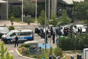 (VIDEO) Akcija policije ispred hotela Podgorica: Kontrolisano bezbjednosno interesantno lice, oduzeto mu vozilo