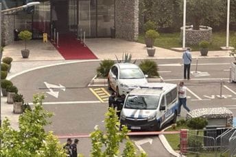 (VIDEO) Akcija policije ispred i u hotelu Podgorica: Kontrolisano više lica i vozila, oduzet pištolj