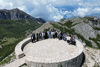 Prijestonica Cetinje ugostila djecu i mlade iz pobratimskog grada Gaziantepa: Posjeta dodatno učvrstila veze dva grada Prijestonica Cetinje ugostila djecu i mlade iz pobratimskog grada Gaziantepa: Posjeta dodatno učvrstila veze dva grada