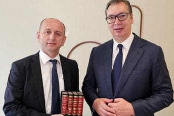 Knežević sa Vučićem u Kotoru: Poklonio sam mu Njegoševa djela, ne za kućnu biblioteku već za UN Knežević sa Vučićem u Kotoru: Poklonio sam mu Njegoševa djela, ne za kućnu biblioteku već za UN