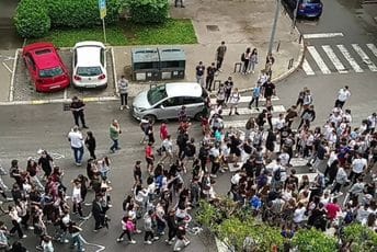 (VIDEO) Podgorica: Polumaturanti iz škola "Maksim Gorki" i "Sutjeska" prodefilovali Ulicom Ivana Vujoševića (VIDEO) Podgorica: Polumaturanti iz škola "Maksim Gorki" i "Sutjeska" prodefilovali Ulicom Ivana Vujoševića