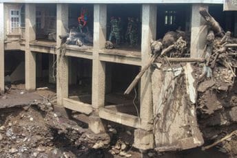 Zbog hladne lave i poplava poginulo 67 osoba u Indoneziji Zbog hladne lave i poplava poginulo 67 osoba u Indoneziji