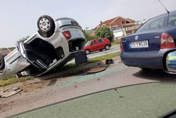 Podgorica: Vozilo završilo na krovu