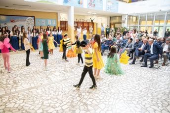U spuškoj osnovnoj školi obilježen Svjetski dan pčela: Posađena stabla medonosne lipe
