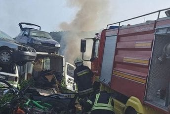 Požar u Baru: Gore dva automobila