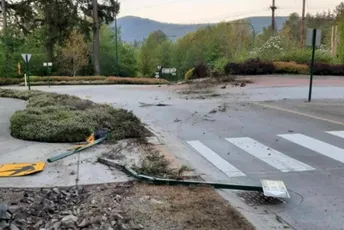 Teslom "proletio" kroz kružni tok, policija: Javite se, imamo i vaše djelove i puno pitanja Teslom "proletio" kroz kružni tok, policija: Javite se, imamo i vaše djelove i puno pitanja