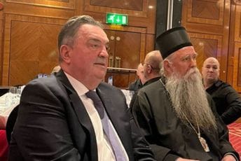 Joanikije posjetio Duška Kneževića, poklonio mu Bibliju sa posvetom Joanikije posjetio Duška Kneževića, poklonio mu Bibliju sa posvetom