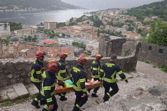Kotor: Povrijedila se Kineskinja na bedemima, spuštali je vatrogasci Kotor: Povrijedila se Kineskinja na bedemima, spuštali je vatrogasci