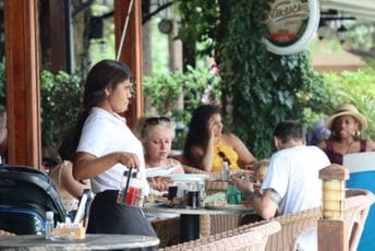 Nema kadra koji je potreban: Na primorju fale konobari i kuvari, ali i učitelji, nastavnici jezika, matematike i fizike Nema kadra koji je potreban: Na primorju fale konobari i kuvari, ali i učitelji, nastavnici jezika, matematike i fizike