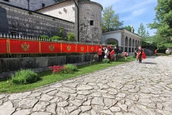 Povodom Dana nezavisnosti: Zamijenjene državne zastave na ogradi Cetinjskog manastira
