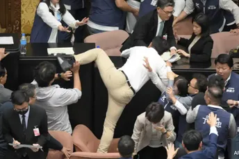 Poslanik ukrao zakon i pobjegao iz zgrade, njegove kolege dugo se tukle, jedan primljen u bolnicu Poslanik ukrao zakon i pobjegao iz zgrade, njegove kolege dugo se tukle, jedan primljen u bolnicu