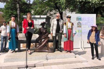 Matica crnogorska okupila najuspješnije na konkursu „Zemlja od bisera“: Dodijeljene nagrade osnovcima i srednjoškolcima Matica crnogorska okupila najuspješnije na konkursu „Zemlja od bisera“: Dodijeljene nagrade osnovcima i srednjoškolcima