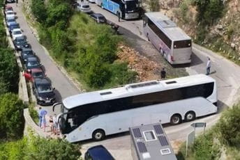Saobraćajni kolaps na kotorskim serpentinama: Zaglavilo se desetine autobusa i automobila Saobraćajni kolaps na kotorskim serpentinama: Zaglavilo se desetine autobusa i automobila