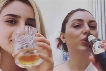 (VIDEO) Ćerke ubijene Iranke proslavila smrt Raisija uz alkohol i bosansku pjesmu