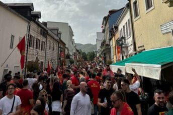 Pogledajte kako je trenutno na Cetinju: Lokali su puni, na ulicama kolone sa crnogorskim zastavama