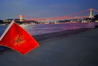 Povodom Dana nezavisnosti: Most na Bosforu u bojama crnogorske zastave Povodom Dana nezavisnosti: Most na Bosforu u bojama crnogorske zastave