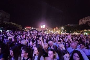 Ovako je trenutno na Trgu nezavisnosti: Koncertu Željka Samardžića prisustvuju brojni posjetioci