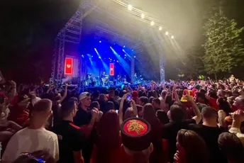 Pogledajte kako je na Cetinju: Počeo je nastup Severine, Dvorski trg je pun