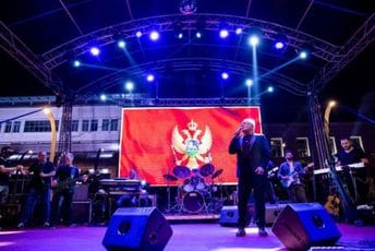 Dan nezavisnosti na prepunom gradskom trgu: Željko Samardžić priredio spektakularan koncert (FOTO)