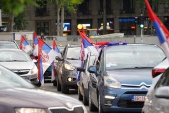 U većim srpskim gradovima kolone sa zastavama: Navodno pružaju - podršku Vučiću