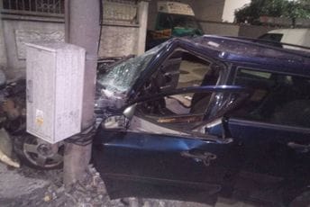 Podgorica: Autom udarili u stub za struju, povrijeđene dvije osobe Podgorica: Autom udarili u stub za struju, povrijeđene dvije osobe