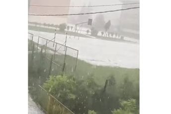 (VIDEO) Snažno nevrijeme pogodilo okolinu Tuzle: Padaju jaka kiša i grad