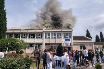 Škole se gase Zapaljeni krov škole
